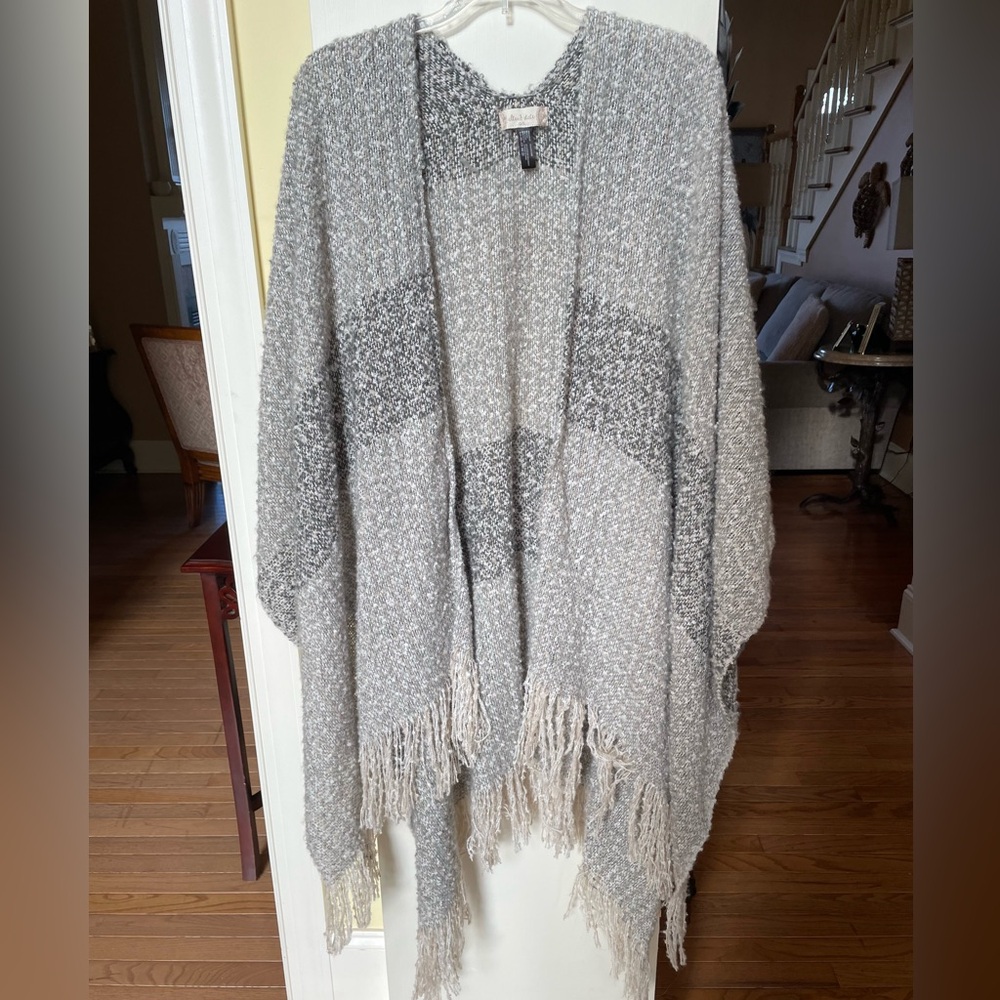 New without Tag Altar’d State gray cream & white sweater like fabric cape/wrap